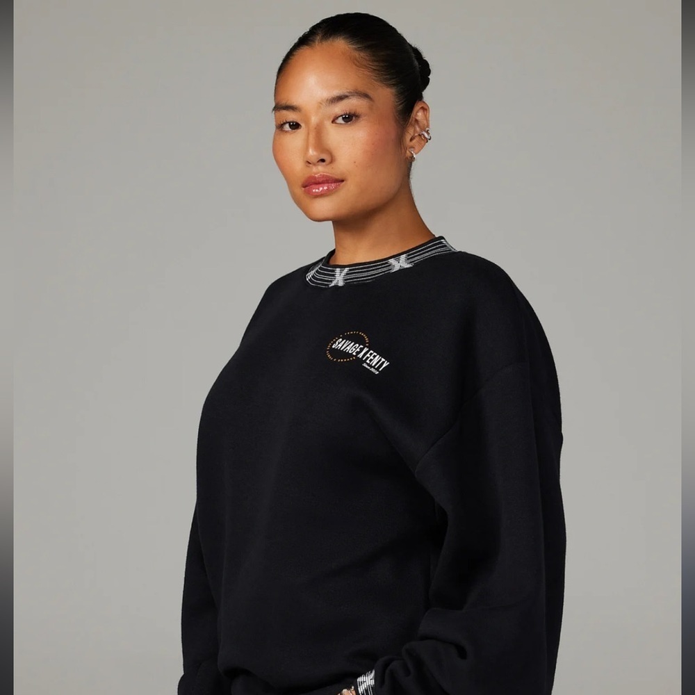 Savage X Fenty ESSENTIAL SCOPE LOGO-TRIM SWEATSHIRT - Picture 9 of 16